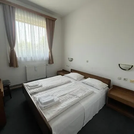 ゲストハウス I Restoran Ana 3*