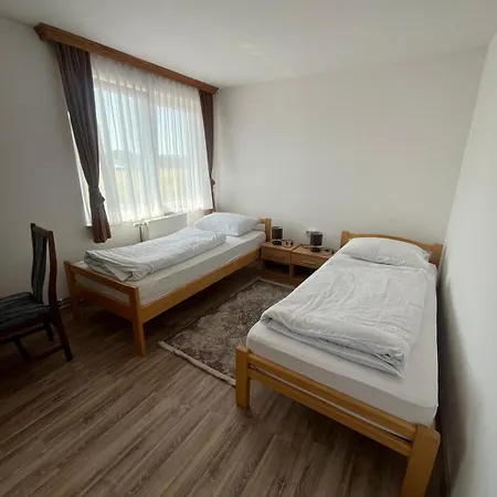 I Restoran Ana ゲストハウス 3*