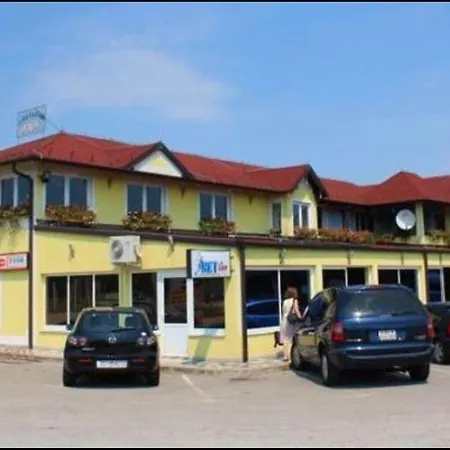 Πανσιόν I Restoran Ana